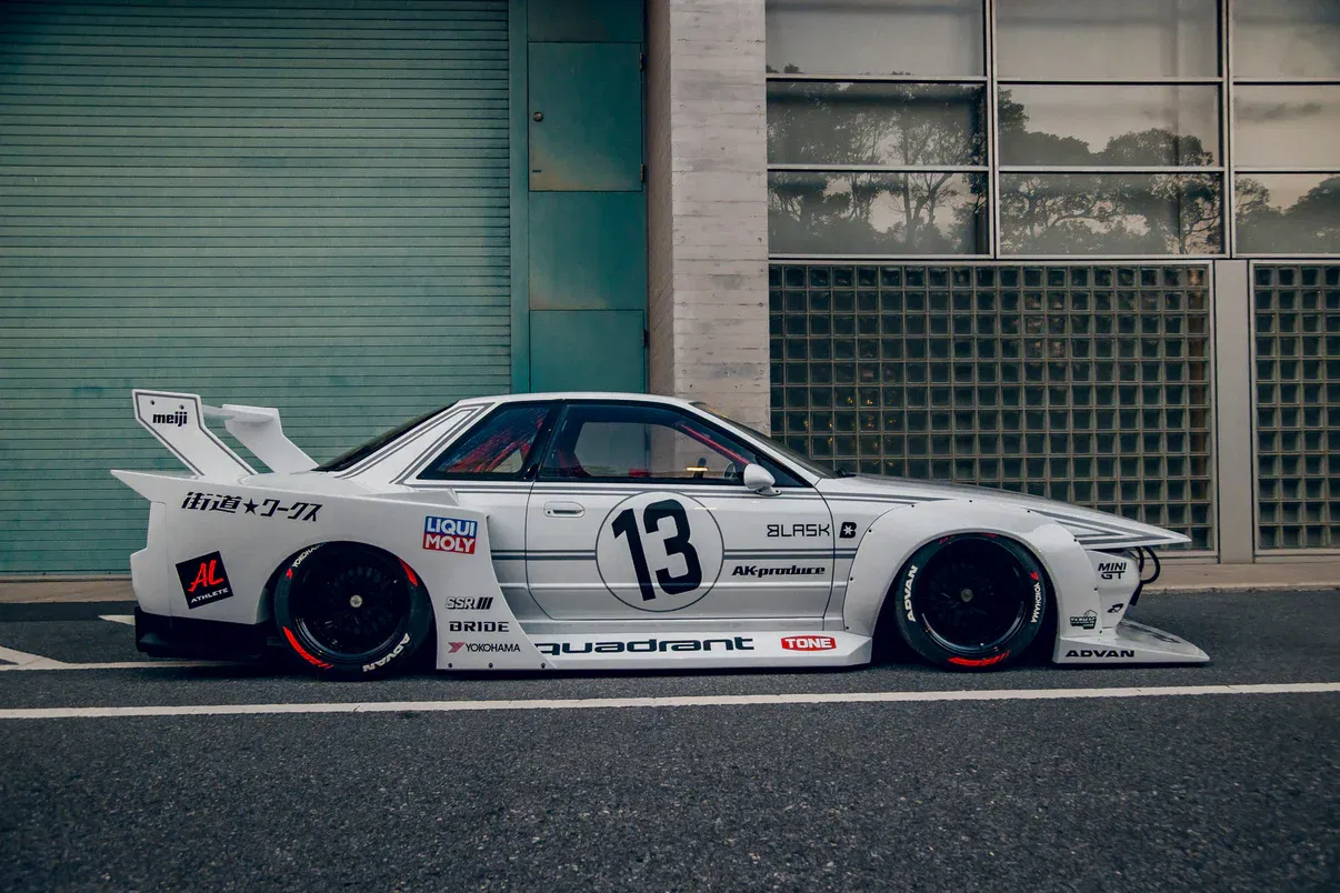 Liberty Walk R32 Nissan Skyline GT-R - side